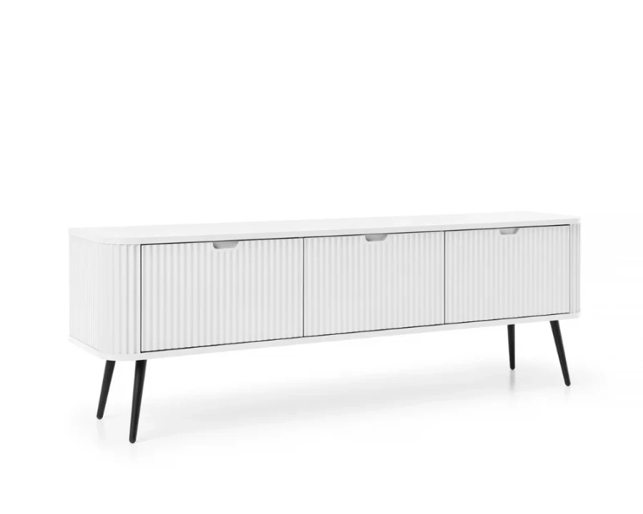 Seitenansicht eines weißen TV-Boards mit schwarzen Metallbeinen und vertikaler Rillenstruktur.
