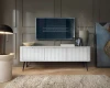 Modernes weißes TV-Lowboard mit Rillenfront in stilvollem Wohnzimmer-Ambiente.
