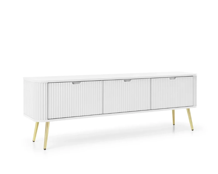 Elegantes weißes Sideboard mit vertikaler Riffel-Optik und goldenen Metallfüßen.