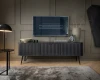 Elegantes schwarzes Lowboard mit schwarzen Beinen unter einem Fernseher im Wohnzimmer.