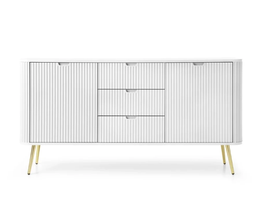 Modernes weißes Sideboard mit geriffelter Front und eleganten goldenen Beinen.