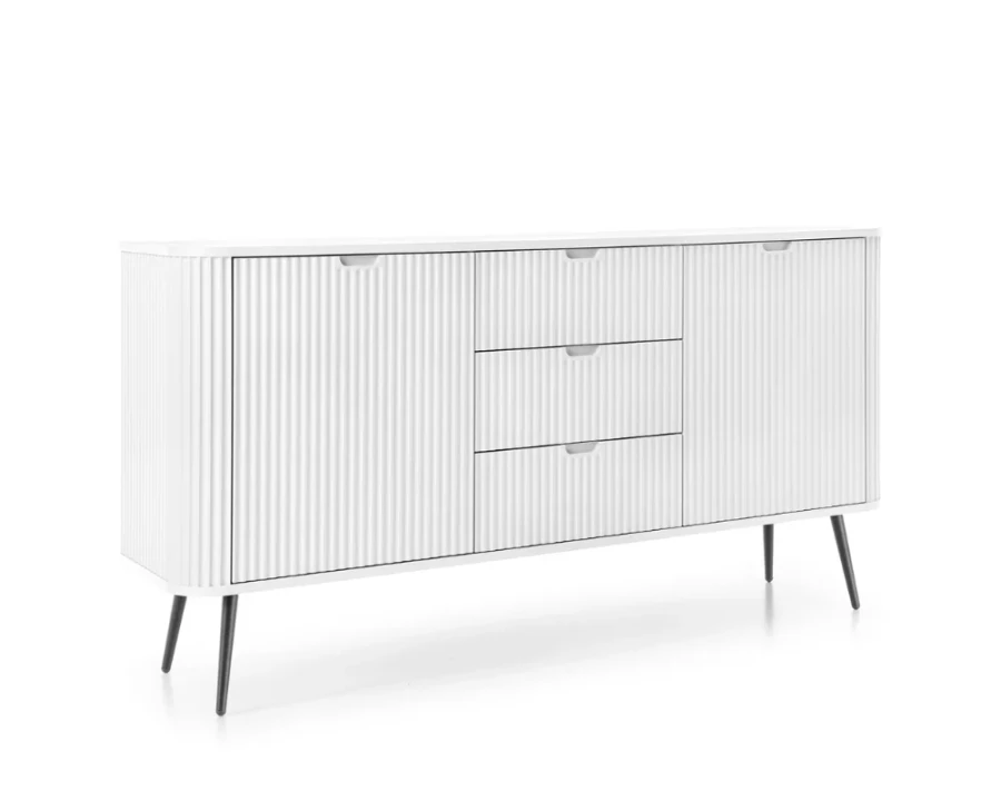 Weißes Sideboard mit vertikaler Riffelstruktur und schrägen schwarzen Metallbeinen.