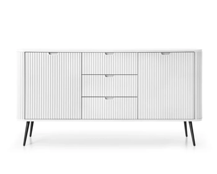 Frontansicht eines weißen Sideboards in Riffeloptik mit schwarzen Füßen.