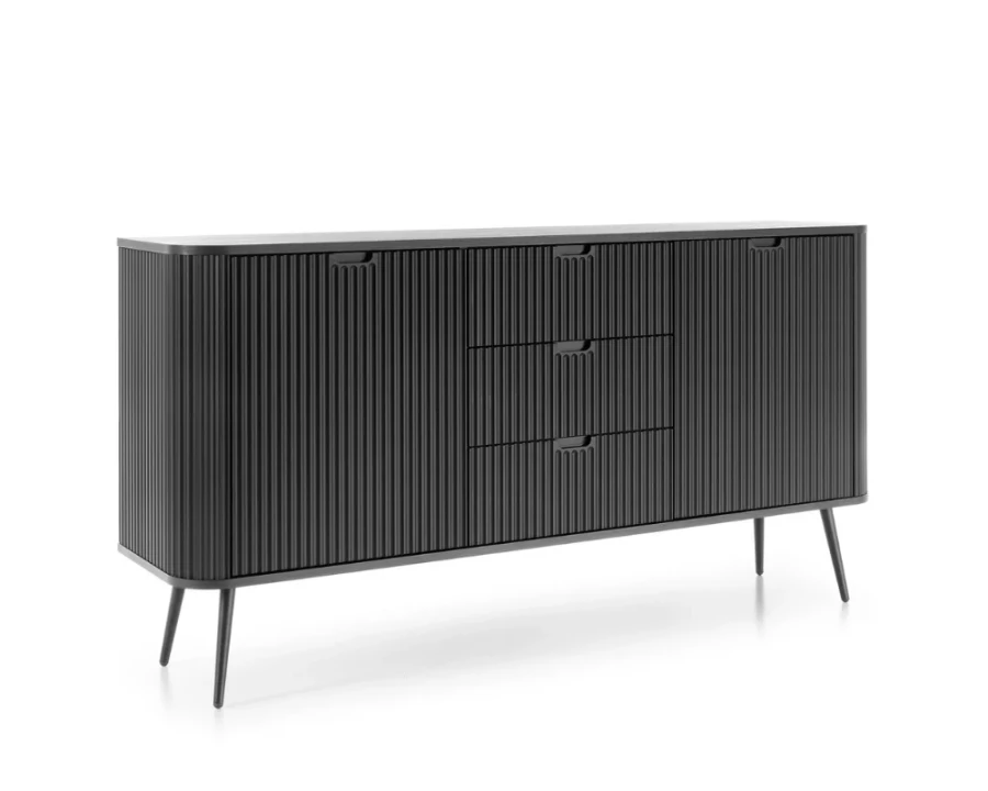Schwarzes Sideboard mit Rillenfront und schlichten schwarzen Beinen, Seitenansicht.