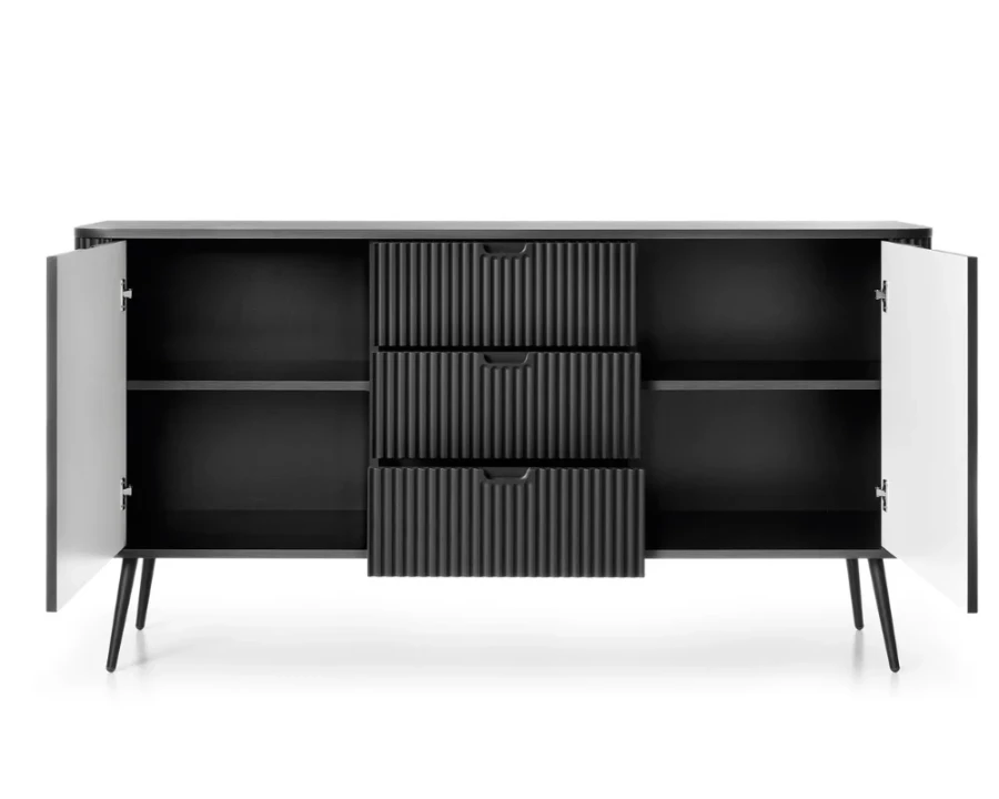 Geöffnetes schwarzes Sideboard mit vertikalen Rillen und passenden schwarzen Füßen.