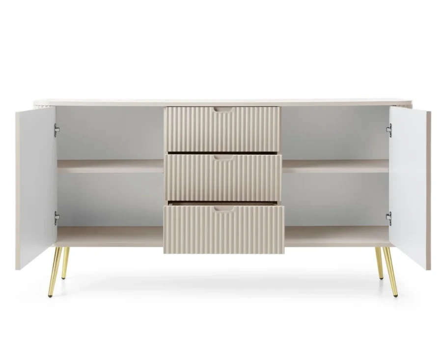 Helles beige Sideboard mit offenen Türen, viel Stauraum und edlen goldenen Füßen.