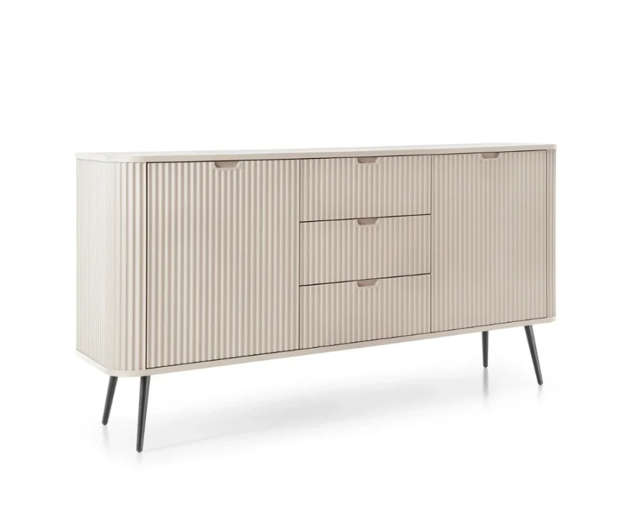 Elegantes beiges Sideboard in Schrägansicht mit strukturierter Oberfläche und schwarzen Beinen.