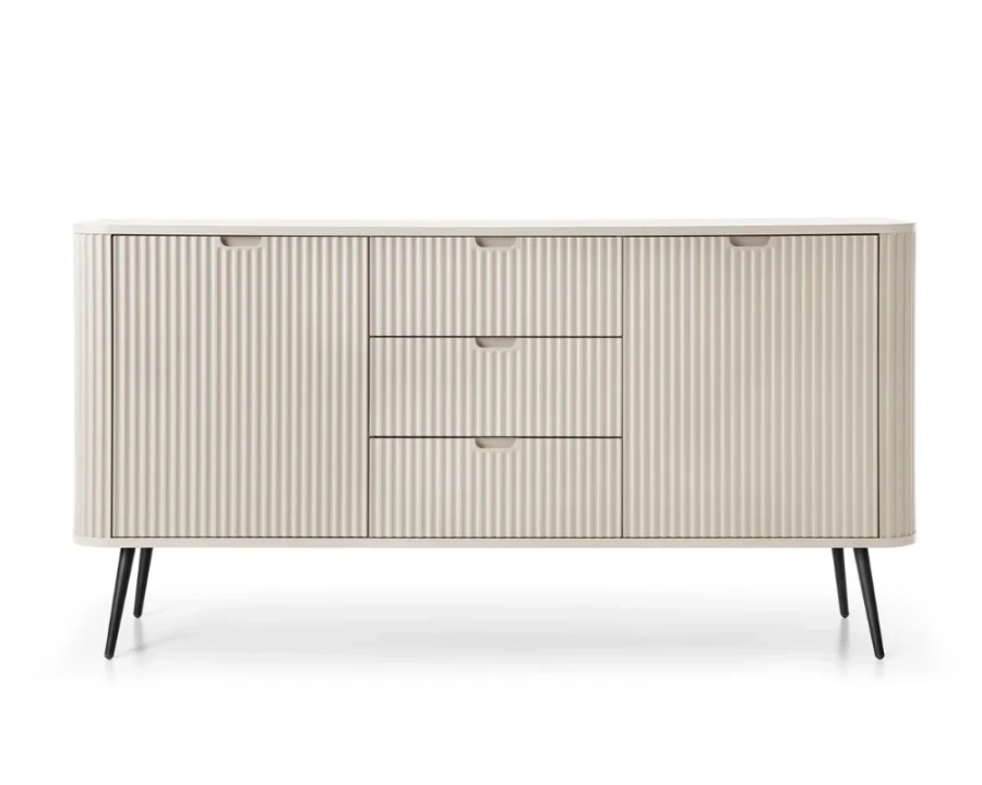 Modernes beige Sideboard mit geriffelter Front und schwarzen Metallfüßen.