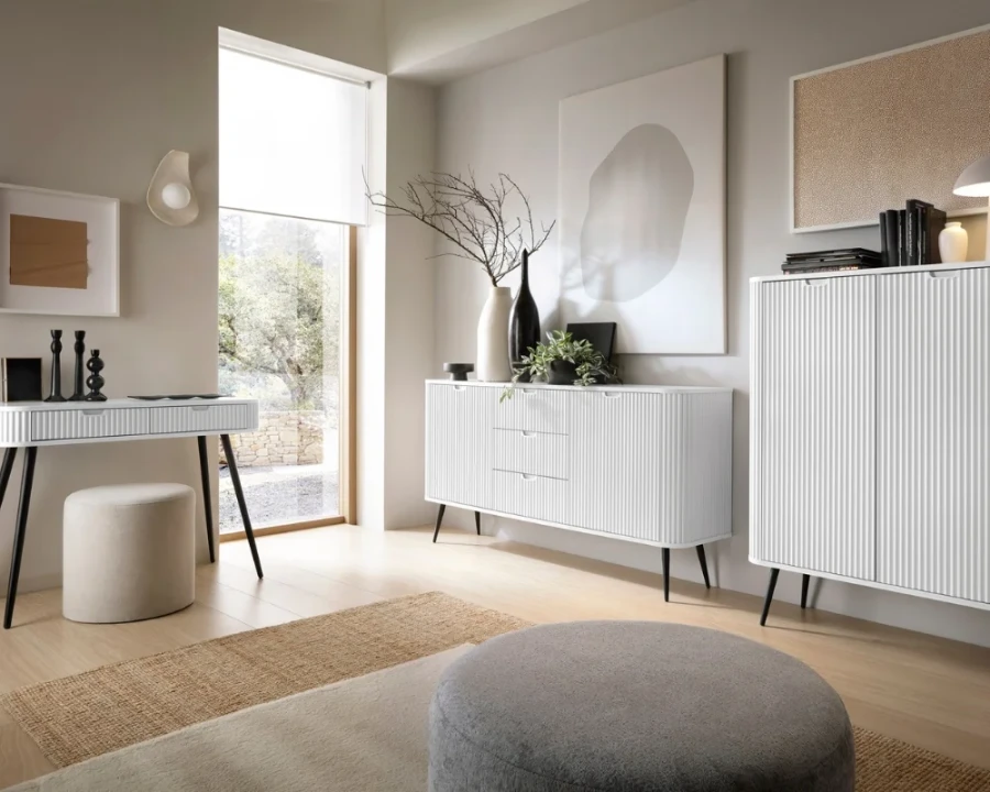Helle Inneneinrichtung mit weißen, geriffelten Möbeln der Zovo Serie im minimalistischen Stil.