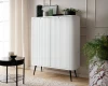 Weißes Highboard mit vertikaler Riffel-Struktur und schwarzen Beinen als modernes Aufbewahrungsmöbel.
