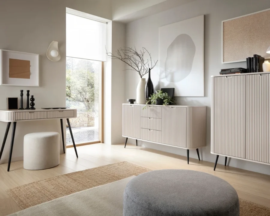 Modernes Wohnzimmer mit weißen Rillenmöbeln: Schreibtisch, Sideboard und Schrank in hellem Ambiente.