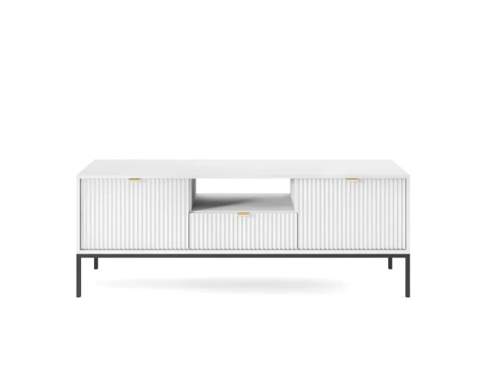 Weißes TV-Lowboard mit Rillenfront, schwarzen Beinen und Stauraum für das Wohnzimmer.