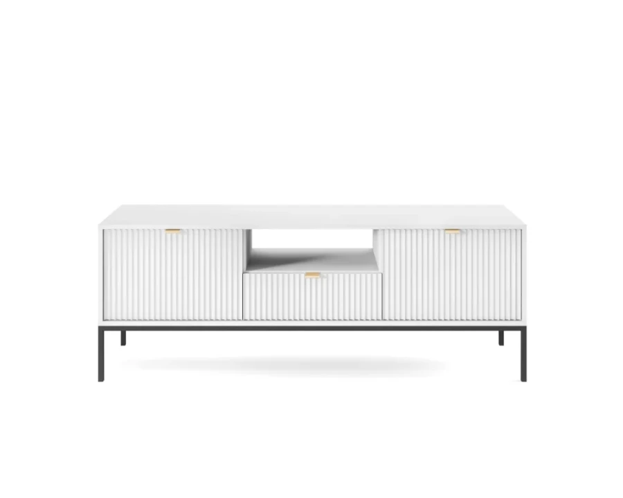 Weißes TV-Lowboard mit Rillenfront, schwarzen Beinen und Stauraum für das Wohnzimmer.