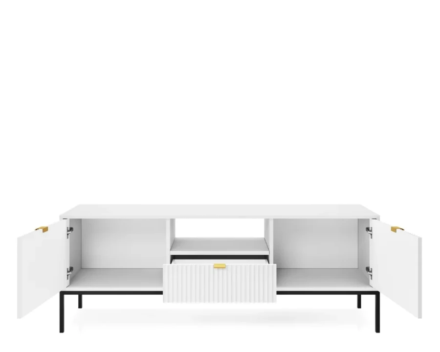Weißes TV-Lowboard mit offenen Türen und Schublade, schwarze Metallfüße, goldene Griffe.