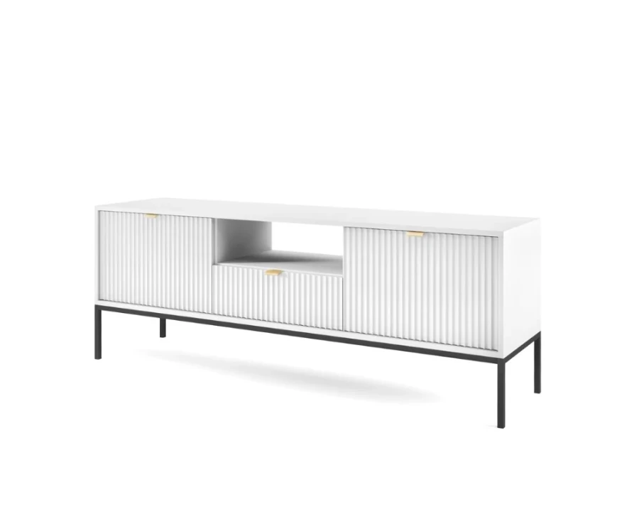 Modernes weißes TV-Board mit Rillenoptik und schwarzen Metallbeinen, perspektivische Ansicht.