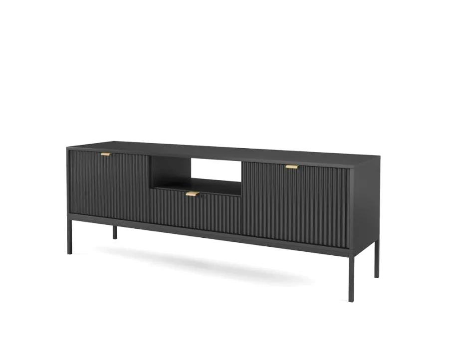 Modernes schwarzes Sideboard mit geriffelter Front und schwarzen Metallbeinen in der Seitenansicht.