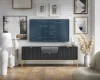 Schwarzes Lowboard mit goldenen Beinen und Riffelfront in einem elegant gestalteten Wohnzimmer.