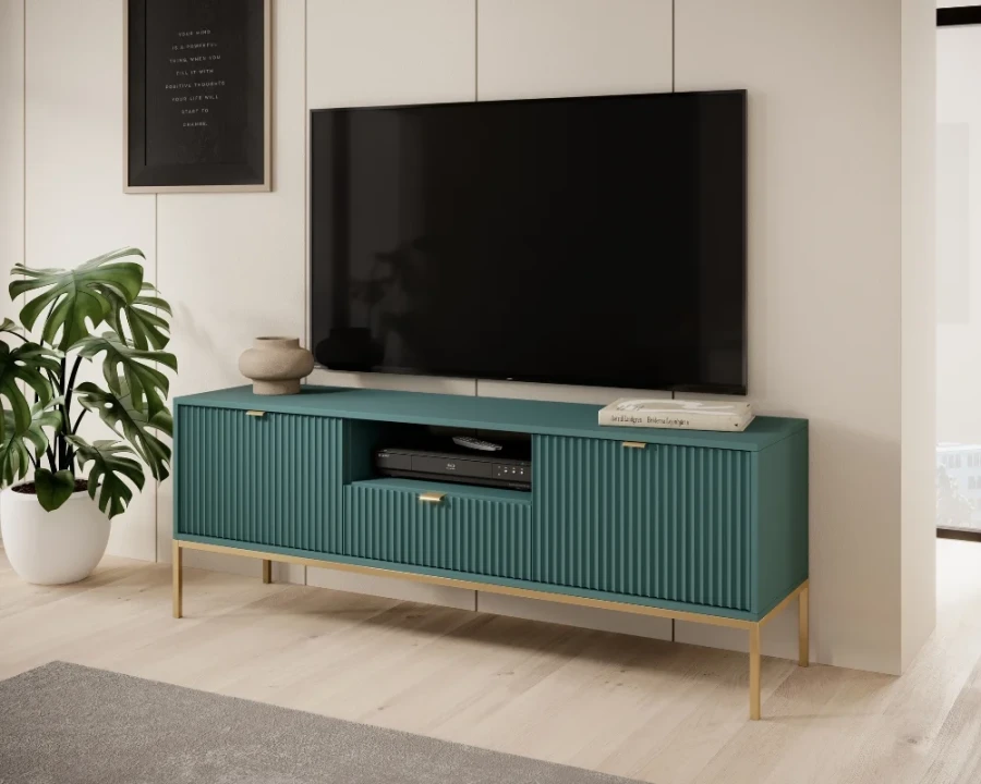 Elegantes grünes TV-Board mit goldenen Beinen und Rillenoptik im hellen Wohnzimmer.