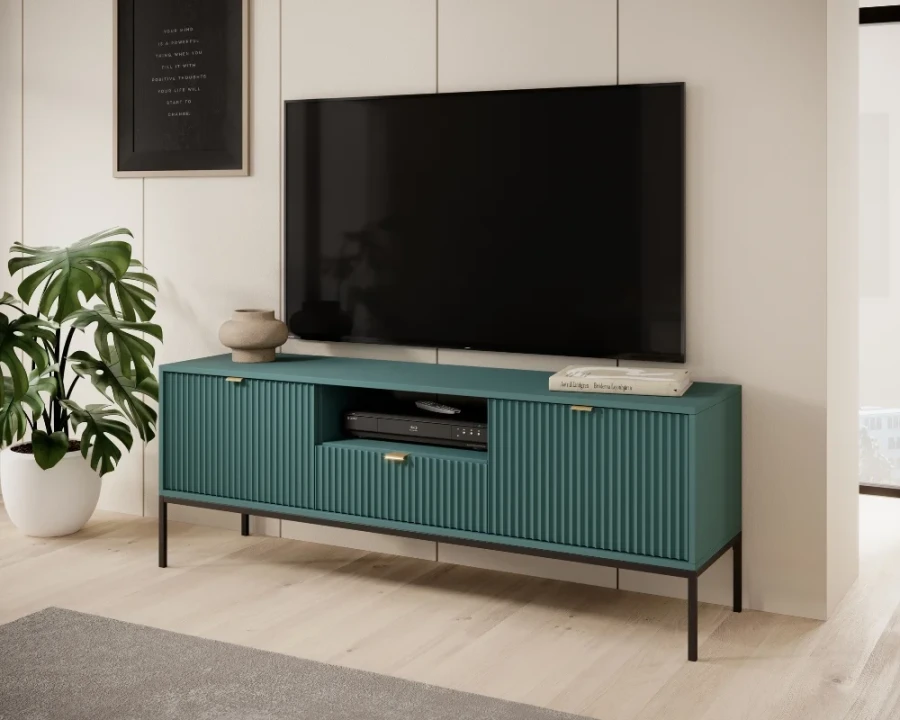 Stilvolles grünes TV-Lowboard mit schwarzen Metallbeinen und Rillenfront im Wohnzimmer.