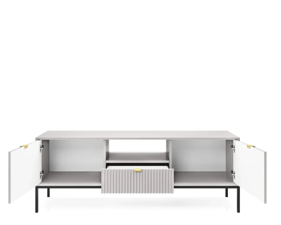 Geöffnetes graues TV-Board mit schwarzen Metallfüßen zeigt großzügigen Stauraum und Schubladen.