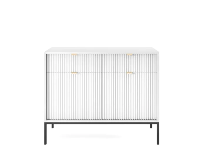 Weißes Sideboard mit schwarzen Beinen und Lamellen-Front, geschlossen.