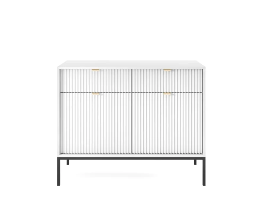 Weißes Sideboard mit schwarzen Beinen und Lamellen-Front, geschlossen.