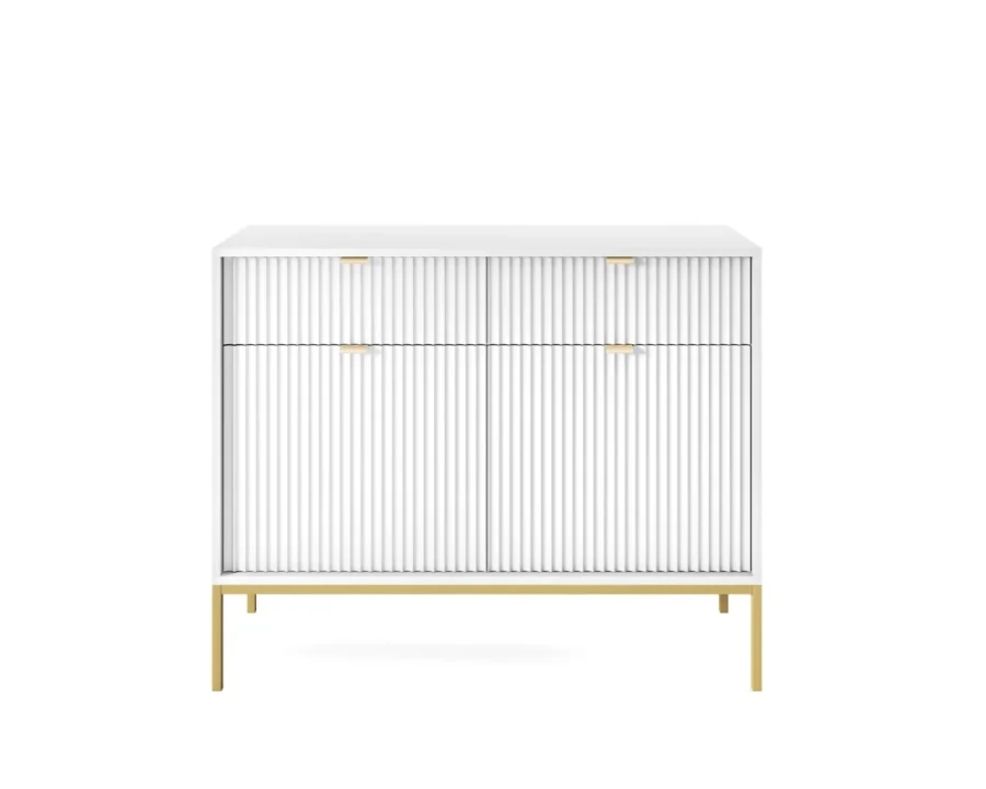 Weiße Kommode mit Rillenfront und goldenen Metallfüßen, freigestellt.