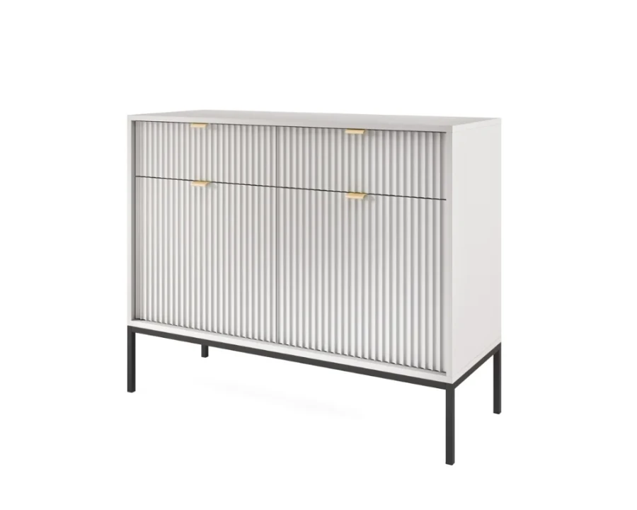 Weiße Kommode mit geriffelter Front, goldenen Griffen und schwarzen Metallbeinen.