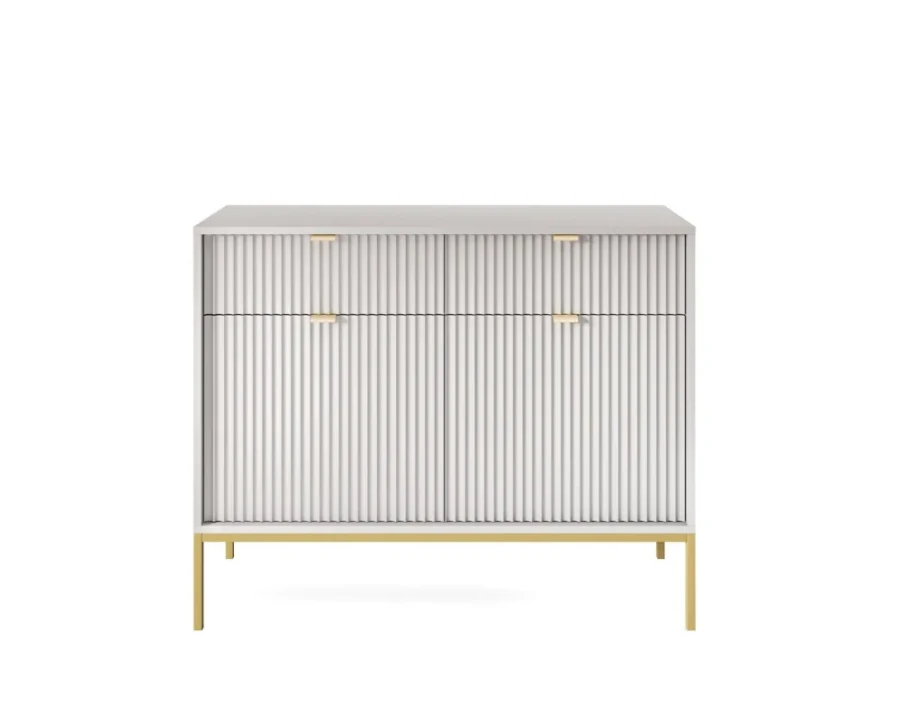 Frontansicht einer weißen Design-Kommode mit Rillenoberfläche und goldenen Füßen.