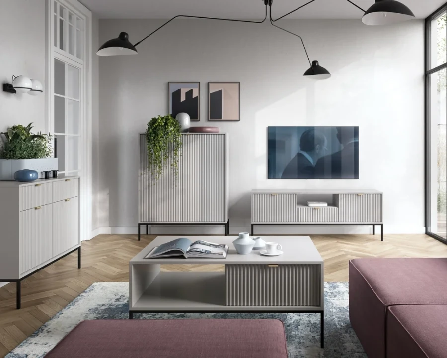 Wohnzimmer-Set mit grauen Möbeln im Rillendesign, TV-Lowboard und Couchtisch.