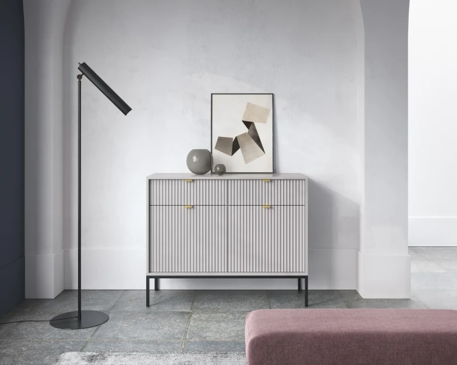 Stylisches graues Sideboard mit Goldgriffen in minimalistisch eingerichtetem Raum.