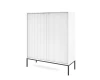 Weißes Highboard mit Rillenfront und schwarzen Metallfüßen, perspektivische Ansicht.