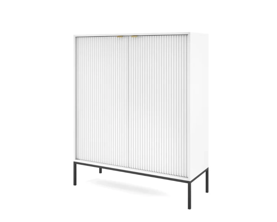 Weißes Highboard mit Rillenfront und schwarzen Metallfüßen, perspektivische Ansicht.