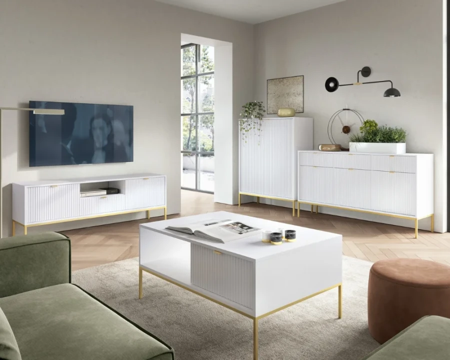 Modernes Wohnzimmer-Set in Weiß mit goldenen Beinen: Lowboard, Highboard und Couchtisch in Lamellen-Optik.