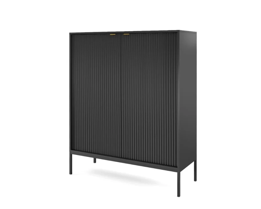 Moderner schwarzer Schrank mit geriffelter Front und schlanken Metallfüßen.