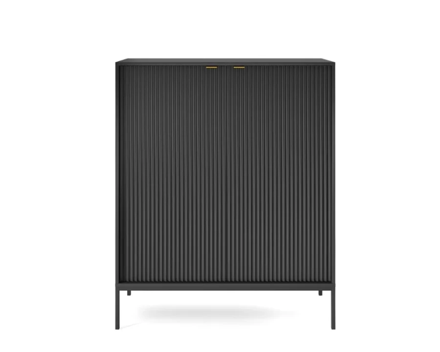 Schwarzes Highboard in Frontalansicht mit eleganten vertikalen Rillen.