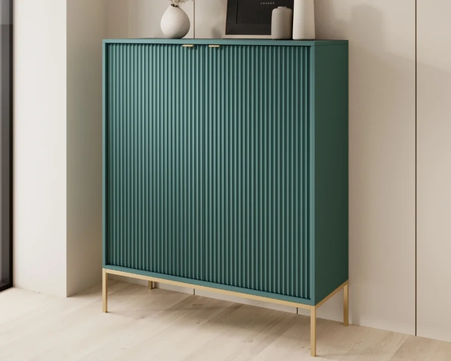 Grünes Highboard mit vertikaler Lamellenfront und edlen goldenen Metallfüßen.