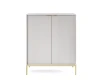 Moderner weißer Schrank mit geriffelter Front und schmalen goldenen Beinen, Frontalansicht.