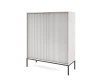 Weißer Designer-Schrank mit vertikaler Lamellenstruktur und kontrastreichen schwarzen Metallfüßen.