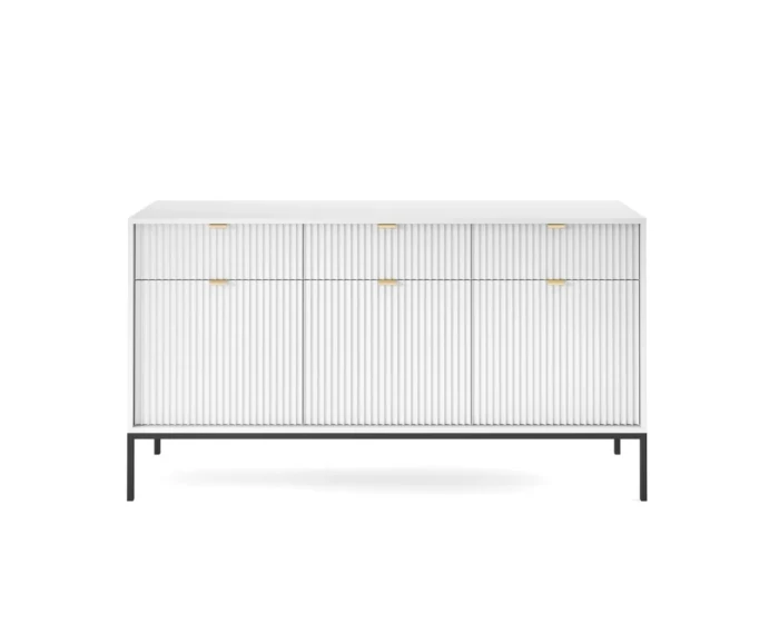 Weißes Sideboard mit geriffelter Front und schwarzen Metallbeinen.