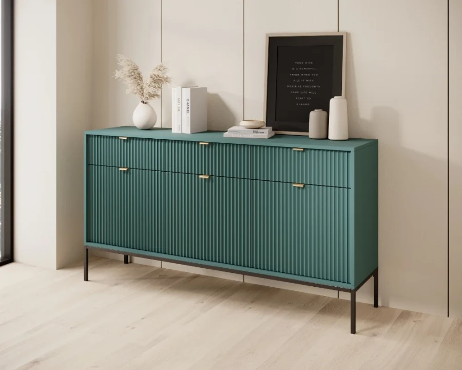 Stilvolles Sideboard in Petrolgrün mit geriffelter Front und schwarzen Metallbeinen.