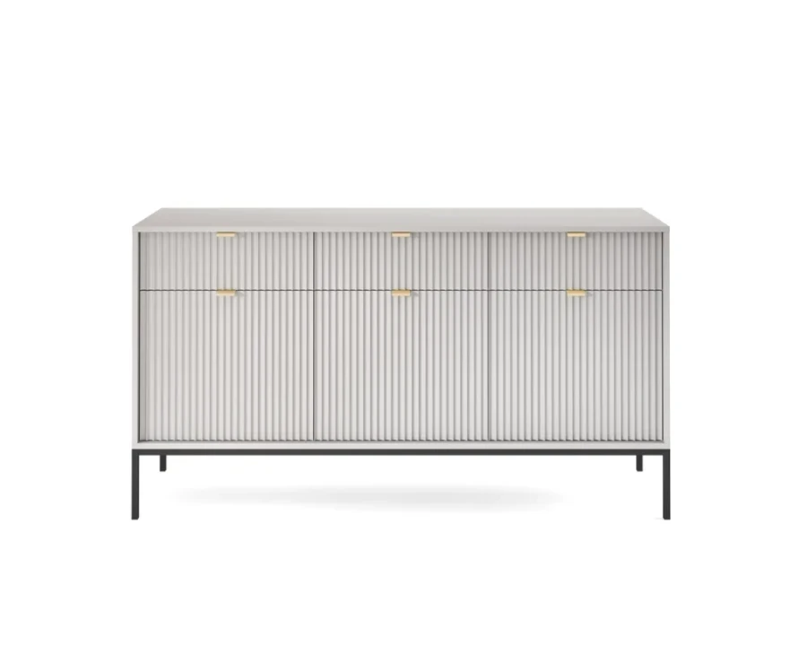 Minimalistisches Sideboard in Hellgrau mit vertikalen Rillen und schwarzen Beinen.