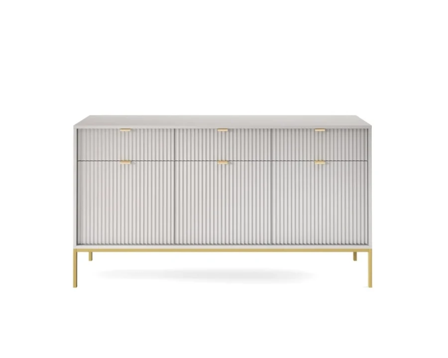 Modernes Sideboard in Hellgrau mit geriffelter Front und goldenen Beinen, Frontalansicht.