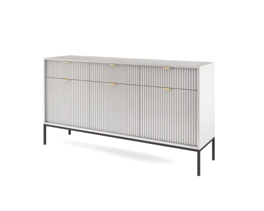 Schrägansicht eines grauen Sideboards mit dekorativer Rillenstruktur und schwarzen Beinen.