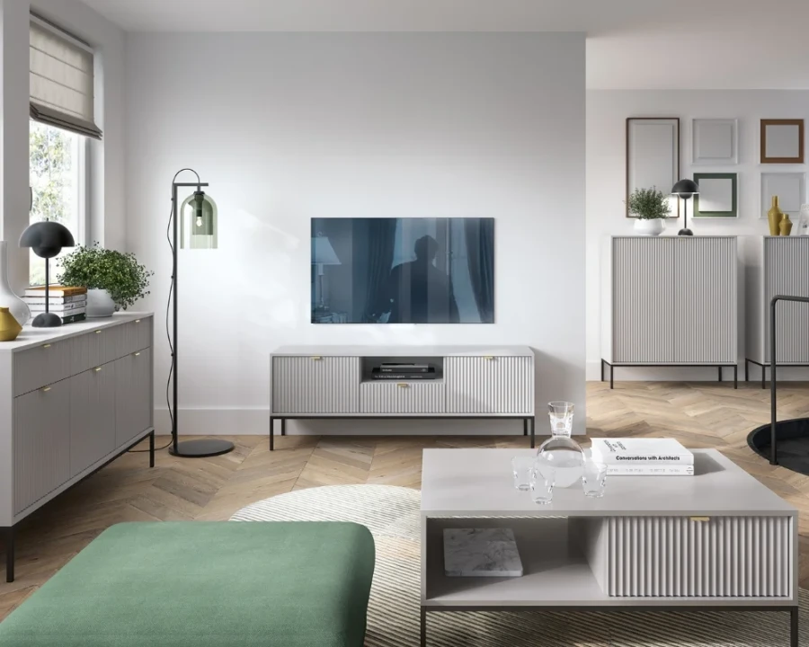 Helles Wohnzimmer mit aufeinander abgestimmten grauen Möbeln wie Sideboard und TV-Bank.