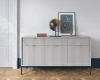 Elegantes Sideboard in Grau mit geriffelter Front, goldenen Griffen und schwarzem Gestell.