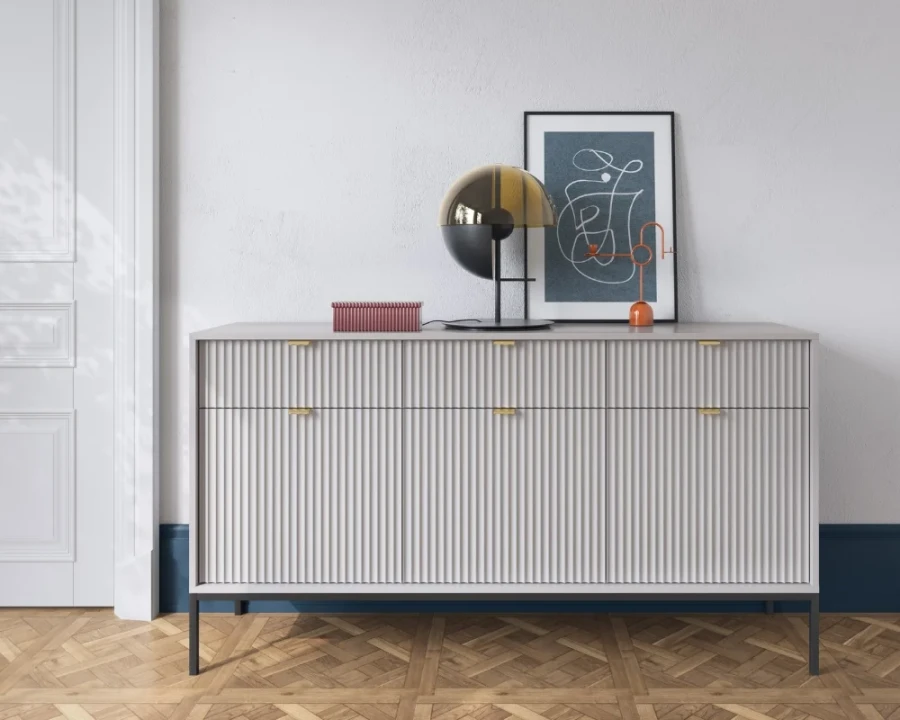 Elegantes Sideboard in Grau mit geriffelter Front, goldenen Griffen und schwarzem Gestell.