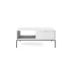 Moderner weißer Couchtisch mit geriffelter Front und schwarzen Metallbeinen.