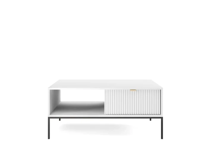 Moderner weißer Couchtisch mit geriffelter Front und schwarzen Metallbeinen.