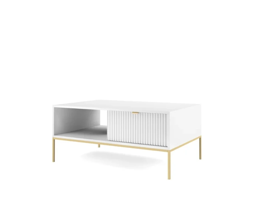 Weißer Wohnzimmertisch mit Lamellen-Optik und goldenen Metallbeinen in Perspektive.